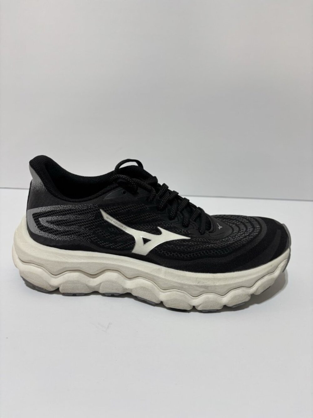 Mizuno Women’s Wave Horizon 8 Black Running Shoes, Size 7.5 M